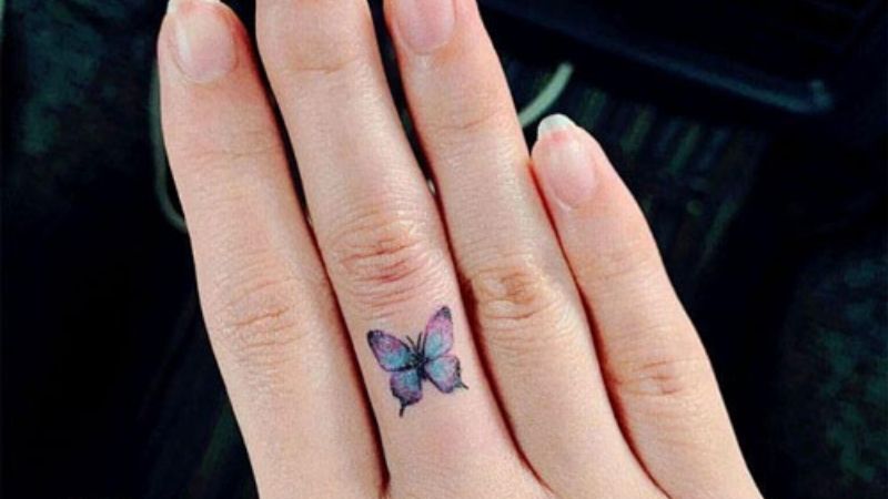 Hình xăm bươm bướm đơn giản ở ngón tay