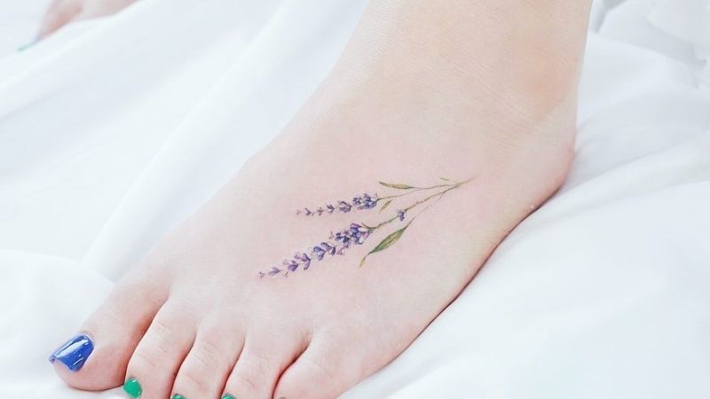 Hình xăm hoa hương thảo trên bàn chân như 1 sự kết nối và tâm linh