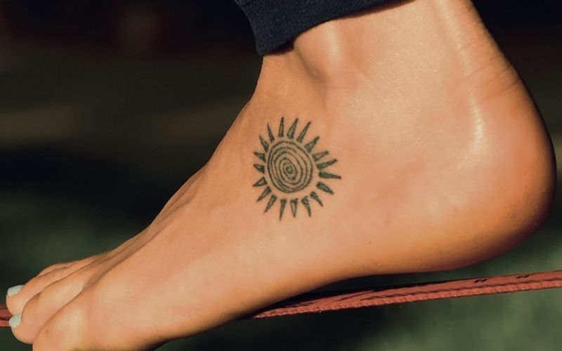 Hình xăm mặt trời ở chân, biểu tượng cho sự tự tin tỏa sáng của cô gái trẻ