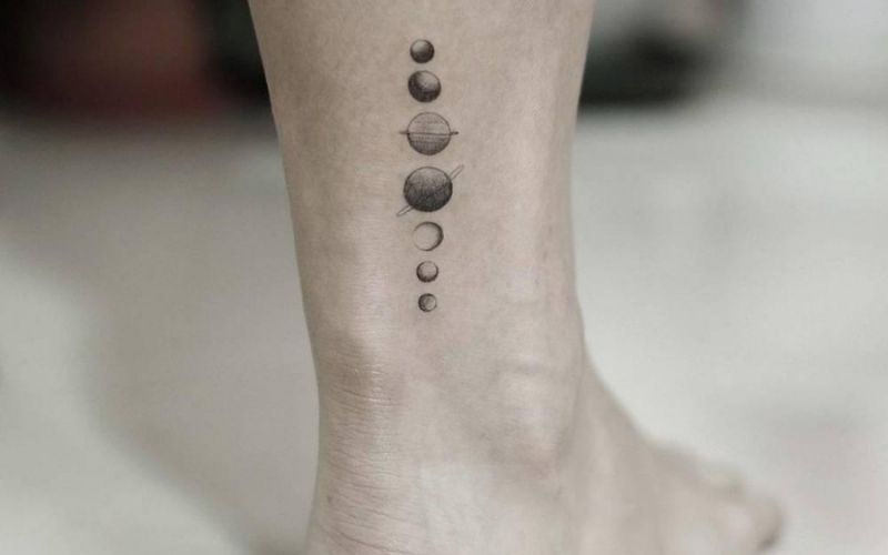 Hình xăm tiểu hành tinh ở chân biểu tượng cho khát vọng bứt phá giới hạn bản thân