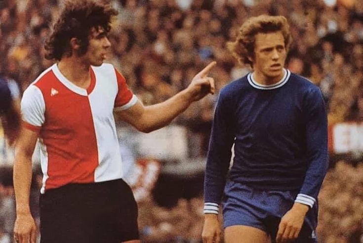 Willem Van Hanegem and Arie Haan in the match between "Feyenoord" and "Ajax" (2-1), in the 1974/75. | Voetbal, Tassen