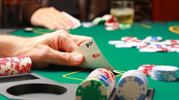 Ở Mỹ, người ta coi poker là một trò chơi trắng đen và muốn chơi thì phải đến sòng bạc.