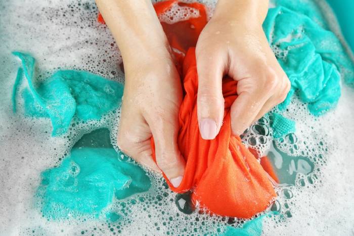 Cách giặt áo thun in tay bằng bột giặt thông thường